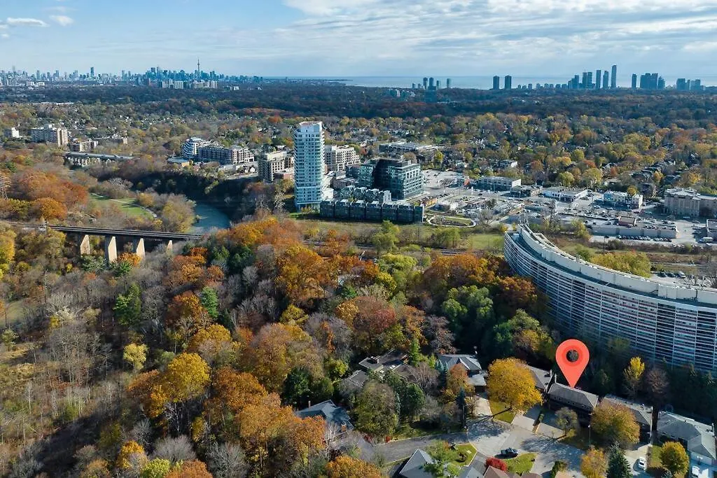 Bright And Spacious Room Close To Subway Toronto Canada