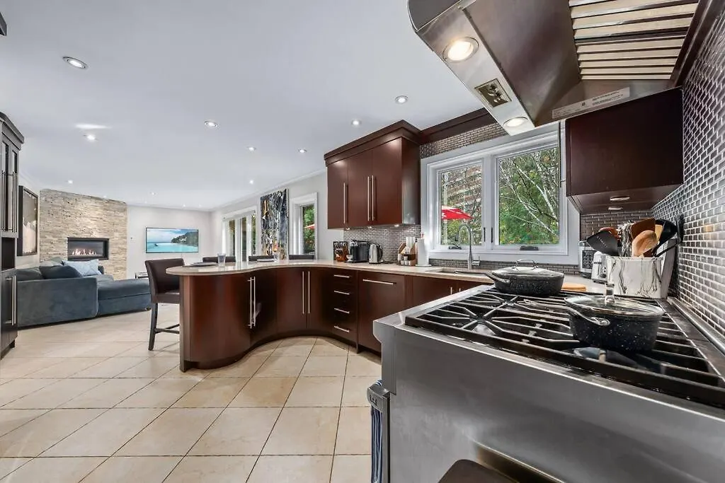 Bright And Spacious Room Close To Subway Toronto Holiday home