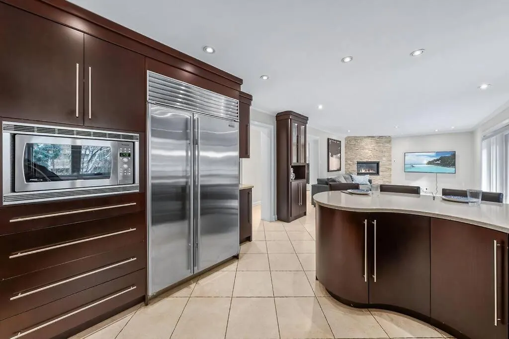 Bright And Spacious Room Close To Subway Toronto Canada