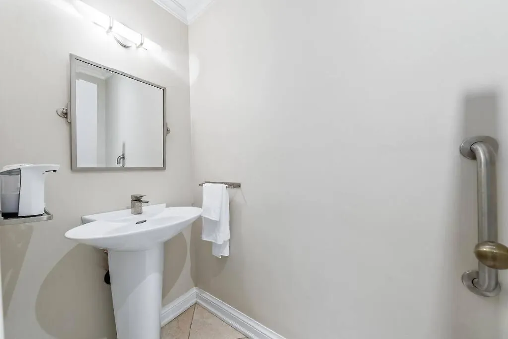 Bright And Spacious Room Close To Subway Toronto 0*,