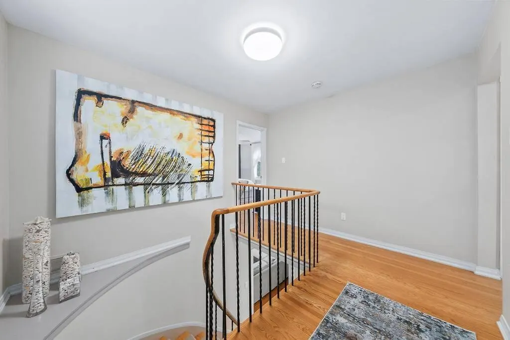 Bright And Spacious Room Close To Subway Toronto