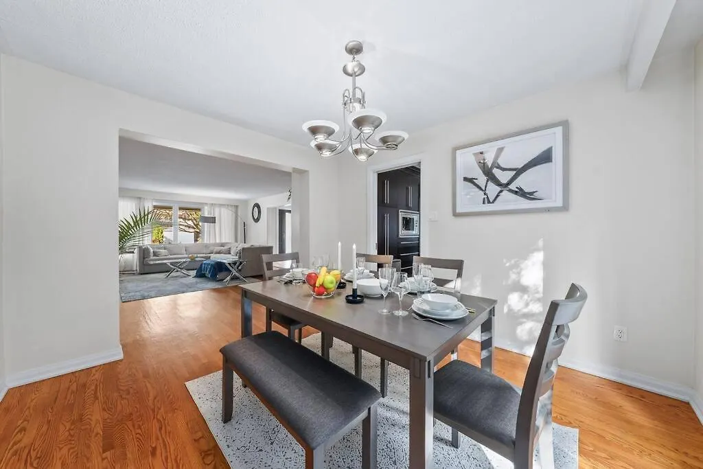 Bright And Spacious Room Close To Subway Toronto Holiday home
