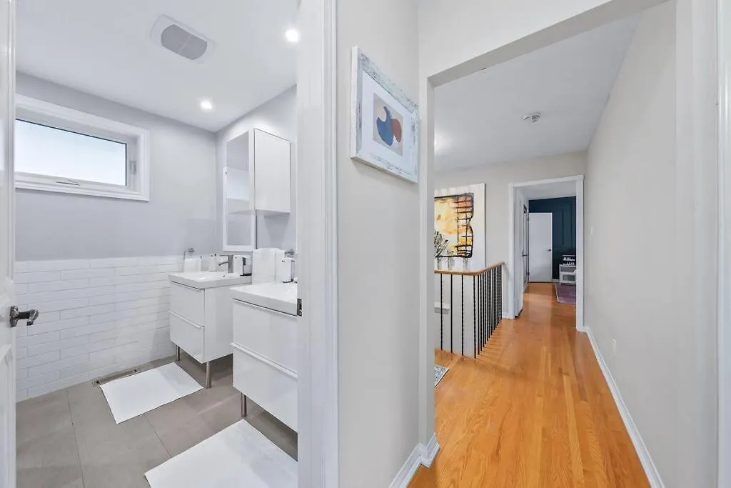 Bright And Spacious Room Close To Subway Toronto Holiday home