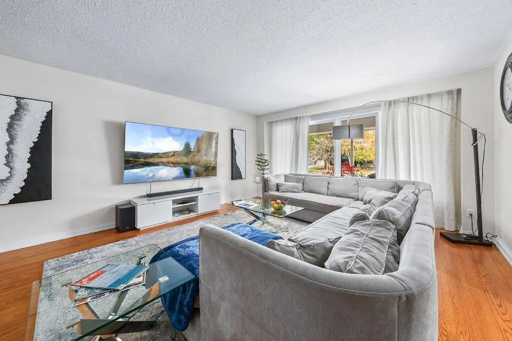 Bright And Spacious Room Close To Subway Toronto