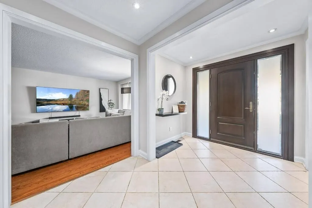 Bright And Spacious Room Close To Subway Toronto Canada