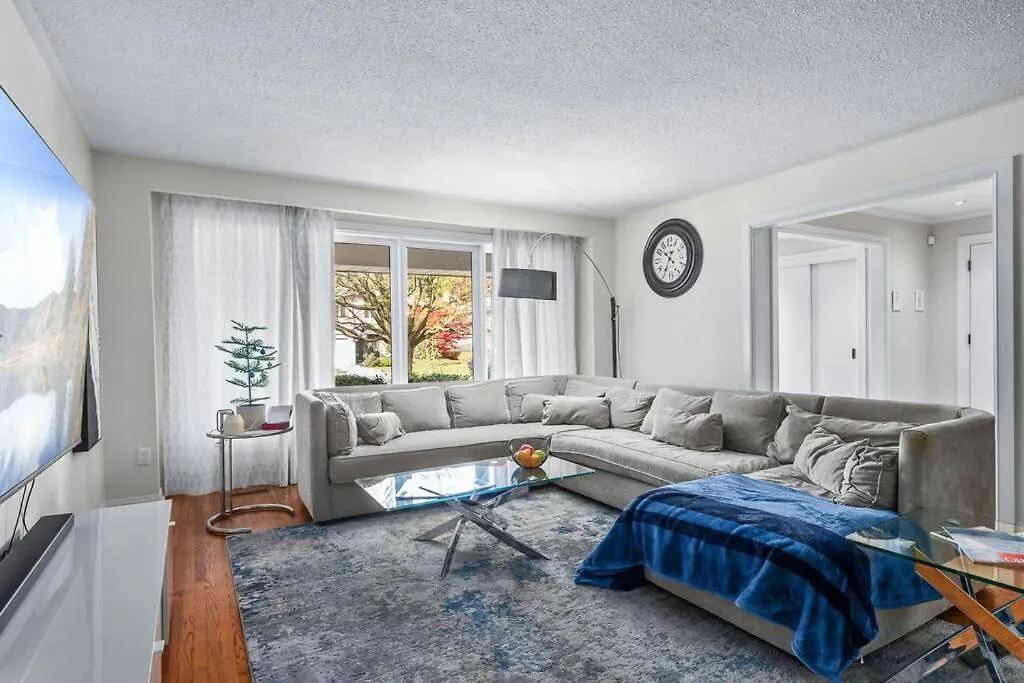 Bright And Spacious Room Close To Subway Toronto