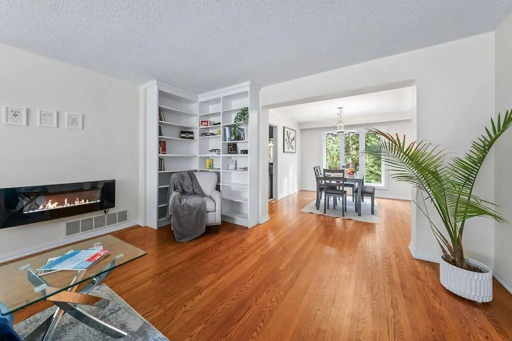 Bright And Spacious Room Close To Subway Toronto Holiday home