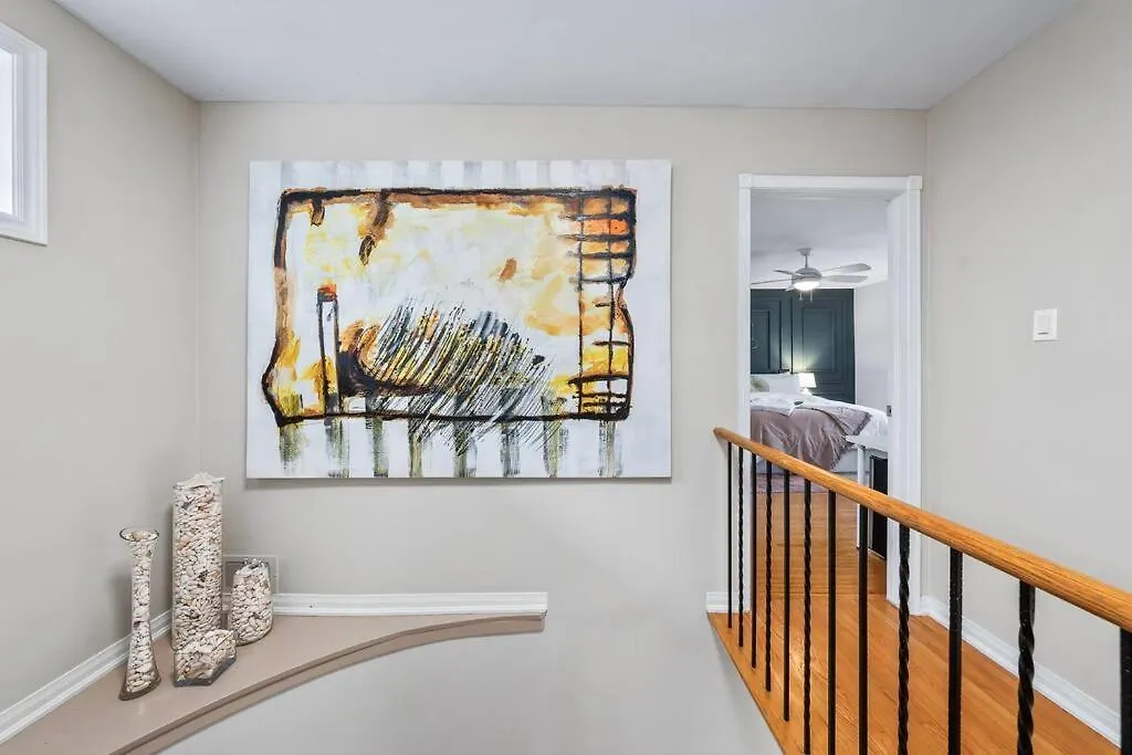 Bright And Spacious Room Close To Subway Toronto Canada