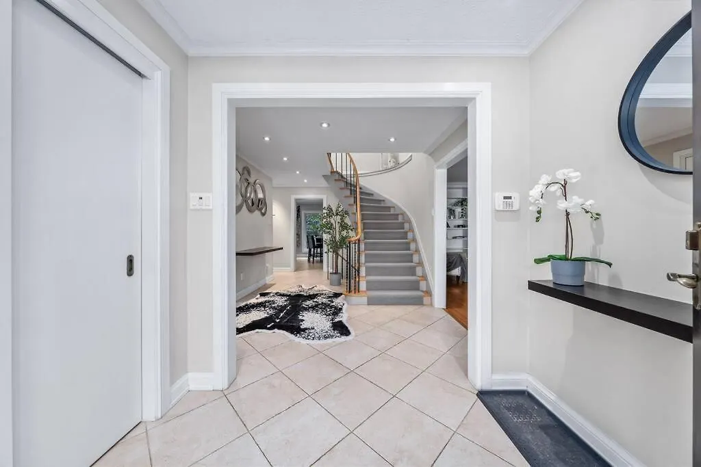 Bright And Spacious Room Close To Subway Toronto