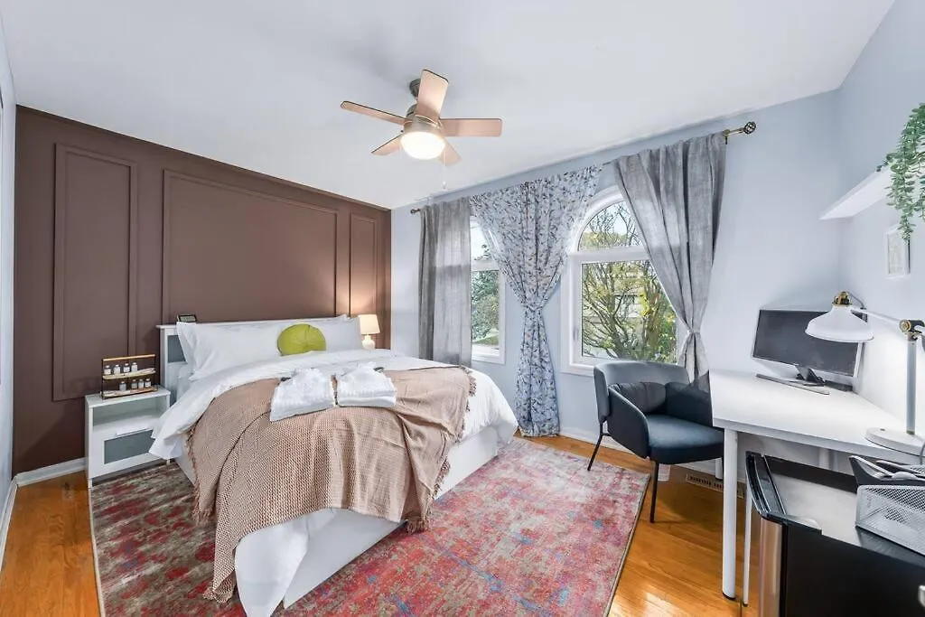 Bright And Spacious Room Close To Subway Toronto